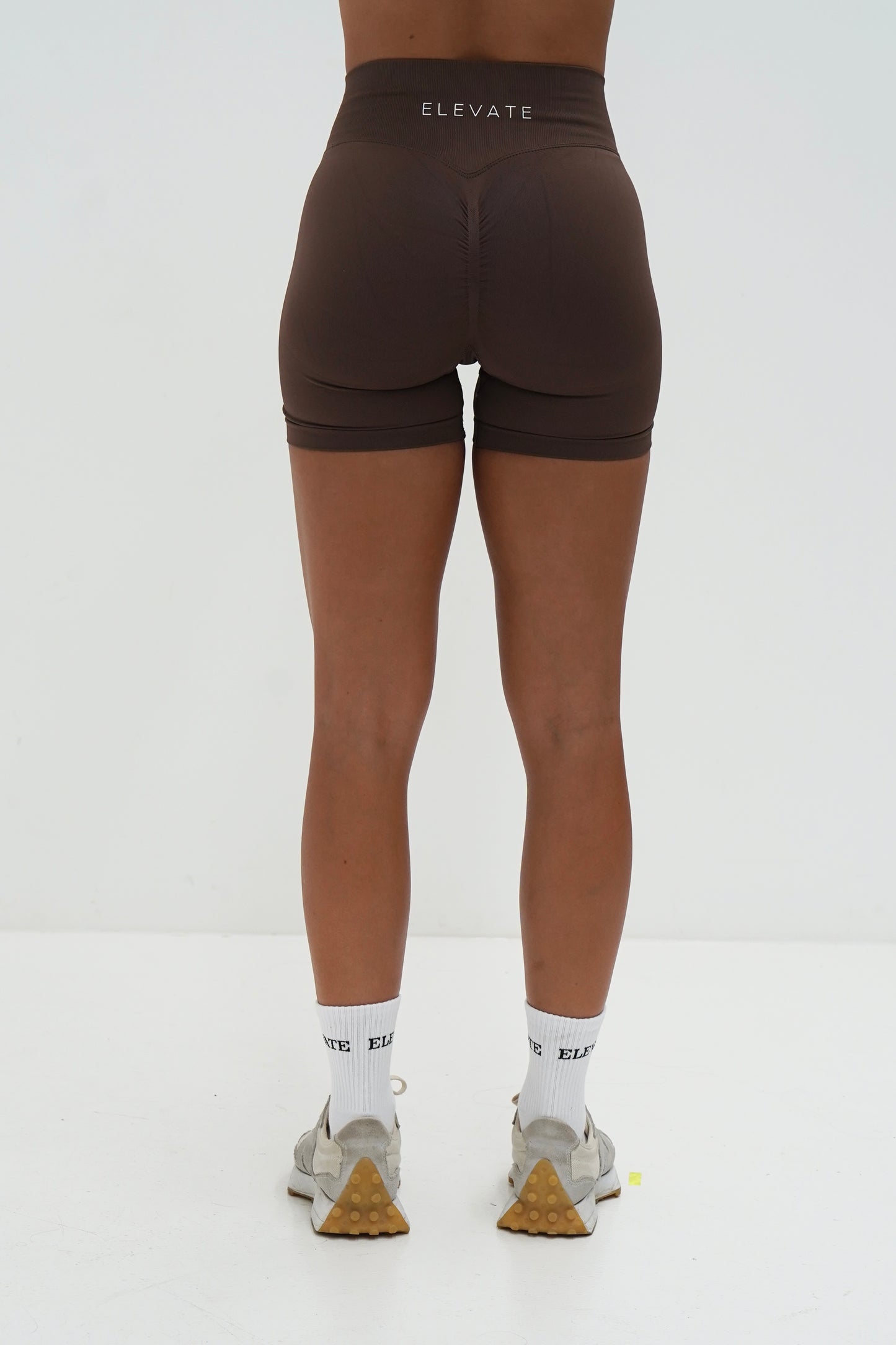 AMPLIFY SCRUNCH SHORTS- CHOCOLATE