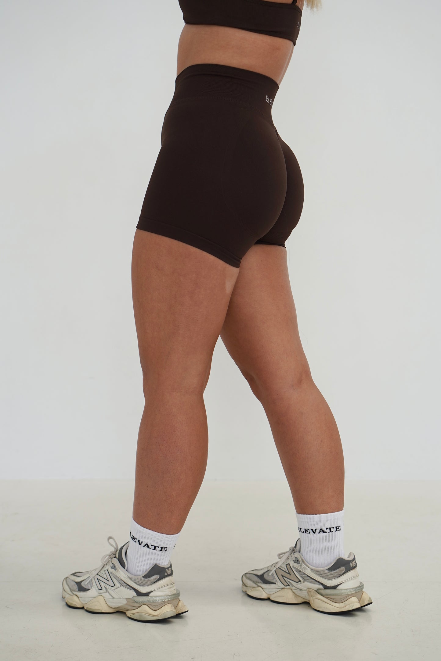 SIGNATURE SCRUNCH SHORTS- ESPRESSO