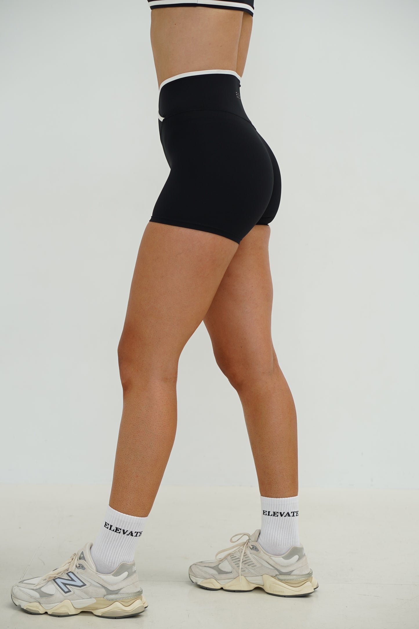 BALANCE SHORTS- BLACK/WHITE