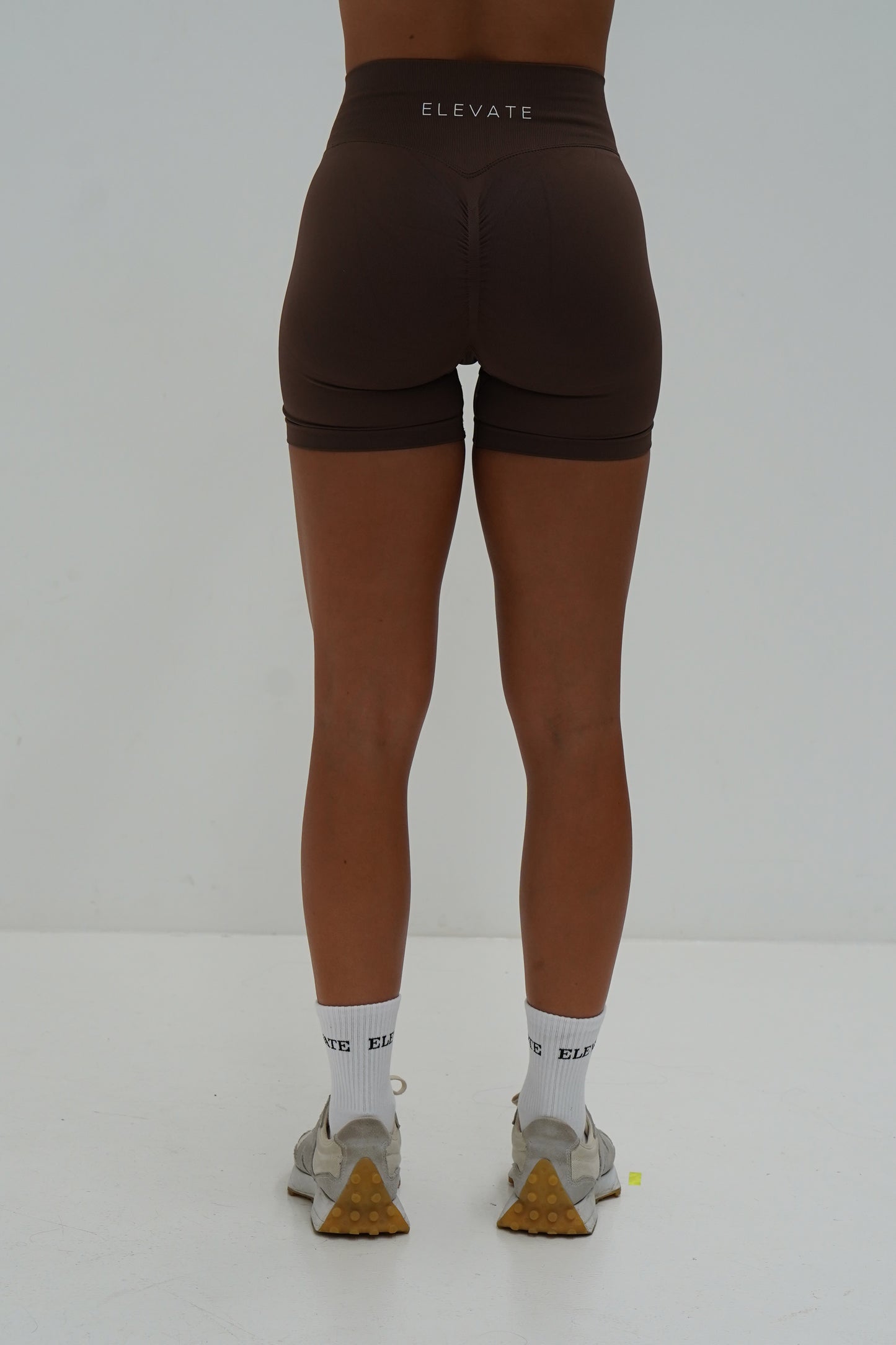 AMPLIFY SCRUNCH SHORTS- CHOCOLATE