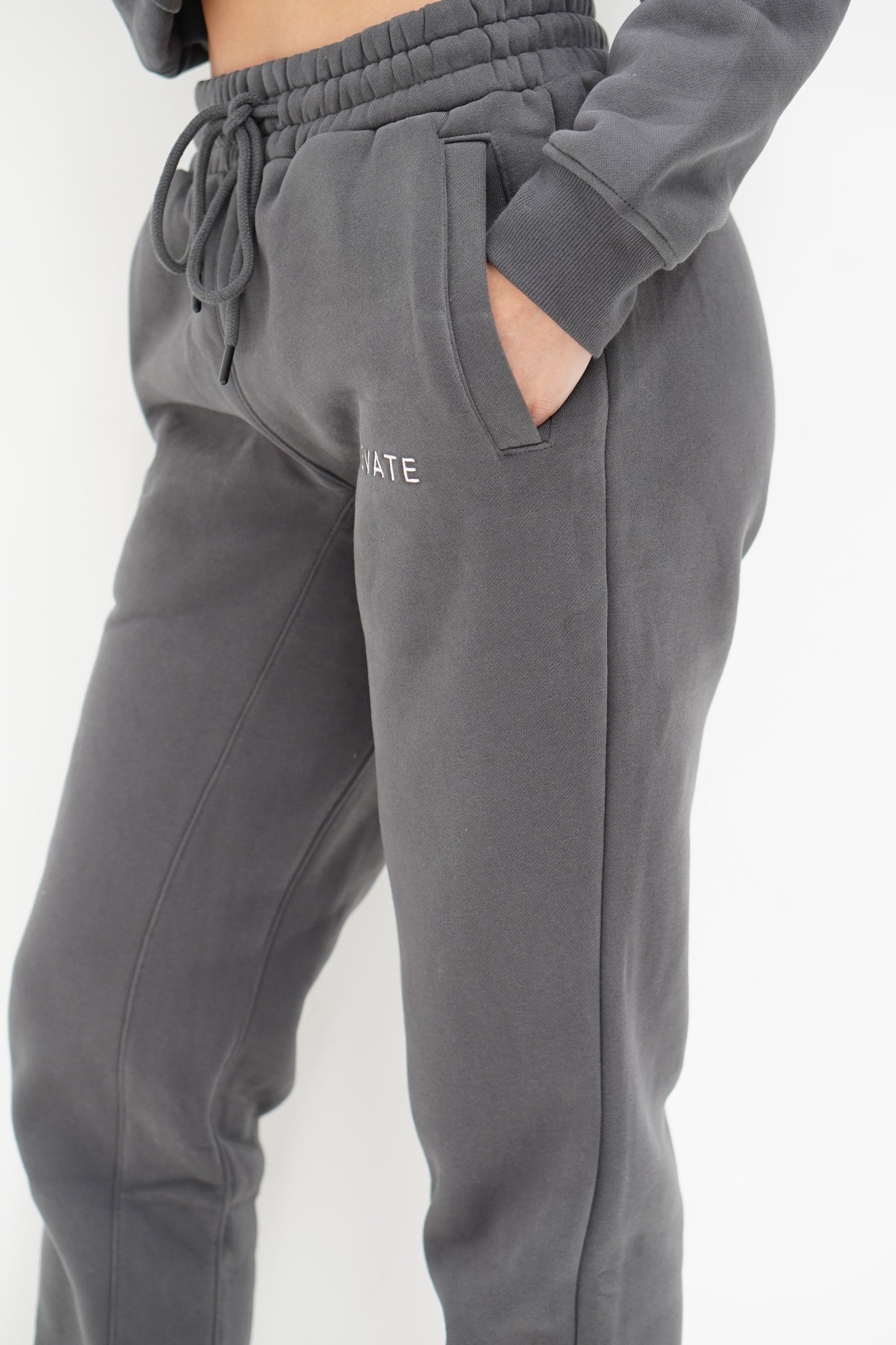 ELEVATE TRACKPANT- CHARCOAL